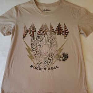 Def Leppard Tan Graphic Short Sleeve T-Shirt Medium EUC